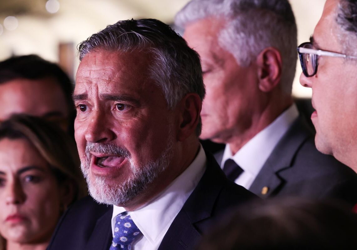 Base do governo pede indiciamento de Bolsonaro na CPMI do INSS