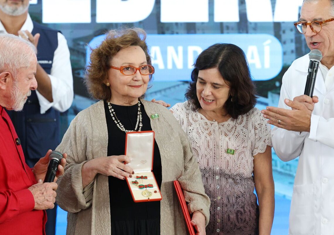 Pesquisadora Margareth Dalcolmo recebe medalha Oswaldo Cruz