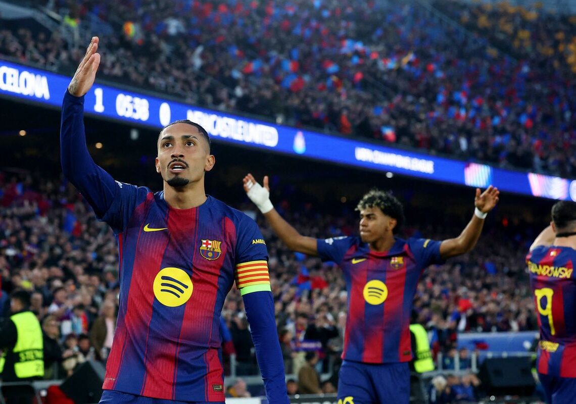 Raphinha marca dois em goleada do Barcelona na Liga dos Campeões