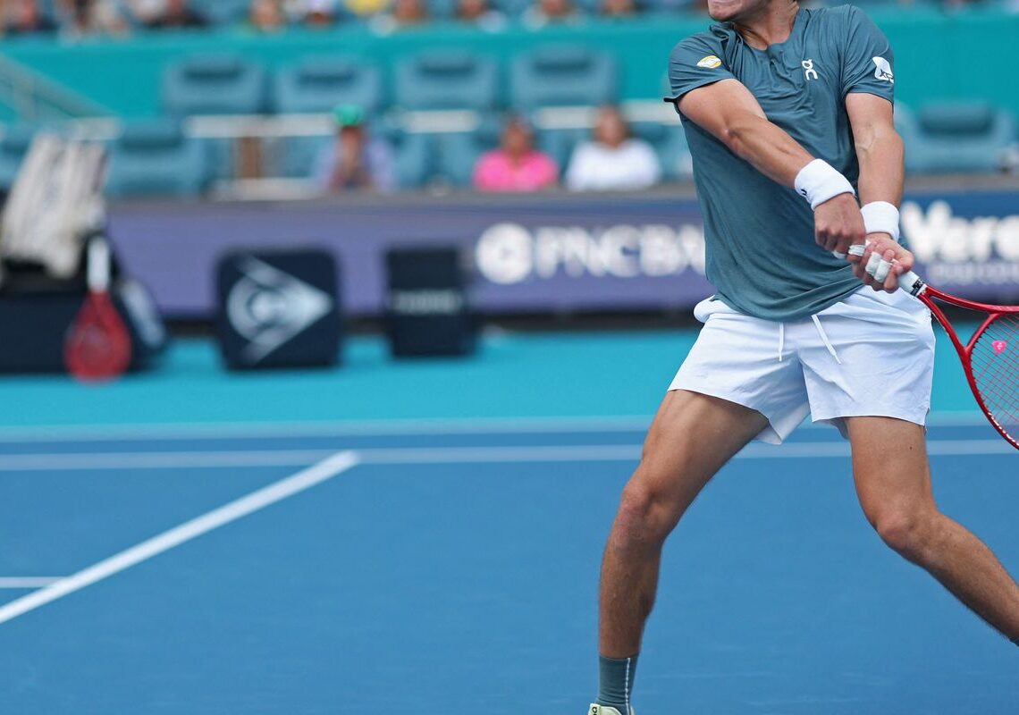 João Fonseca luta, mas é superado pelo espanhol Carlos Alcaraz