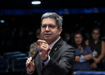 vai à sanção ajuste para nova licença-paternidade e apoio à reciclagem — Senado Notícias