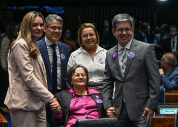 Senadores homenageiam Maria da Penha por sua atuação em defesa da mulher — Senado Notícias