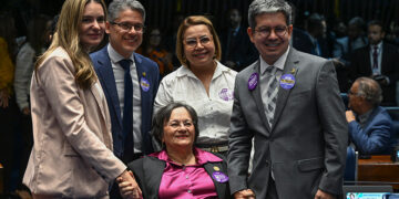 Senadores homenageiam Maria da Penha por sua atuação em defesa da mulher — Senado Notícias