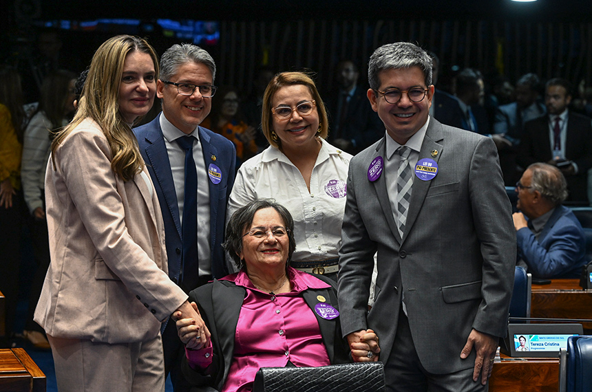 Senadores homenageiam Maria da Penha por sua atuação em defesa da mulher — Senado Notícias