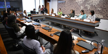 Família pode ajudar no combate à violência contra a mulher, aponta debate — Senado Notícias