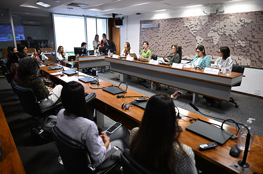 Família pode ajudar no combate à violência contra a mulher, aponta debate — Senado Notícias