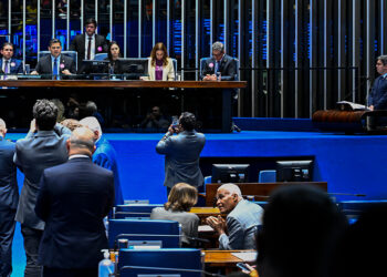 Senado aprova reestruturação de carreiras federais com 13 mil novos professores — Senado Notícias