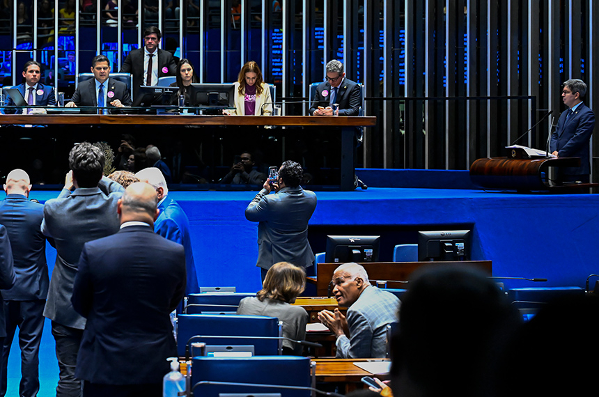 Senado aprova reestruturação de carreiras federais com 13 mil novos professores — Senado Notícias