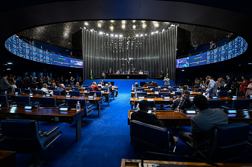 Plenário vota reajuste de policiais do DF e novos cargos para o TRF5 — Senado Notícias