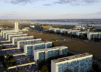 Lei reestrutura carreiras do serviço público federal — Senado Notícias