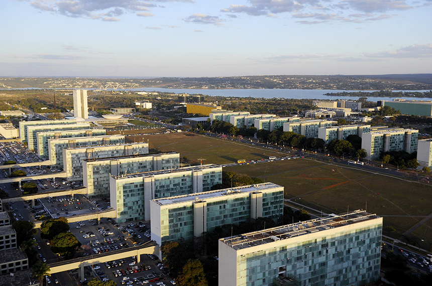 Lei reestrutura carreiras do serviço público federal — Senado Notícias