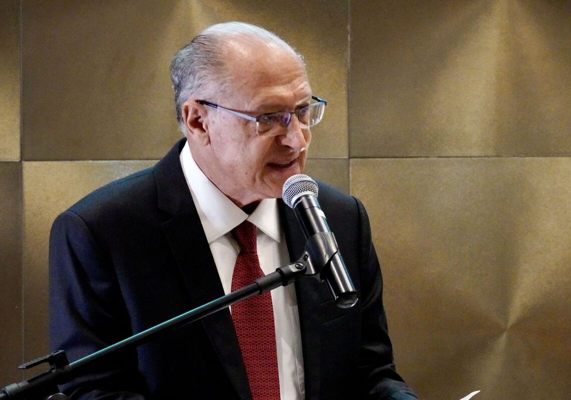 Alckmin deixará ministério em abril, mas seguirá como vice