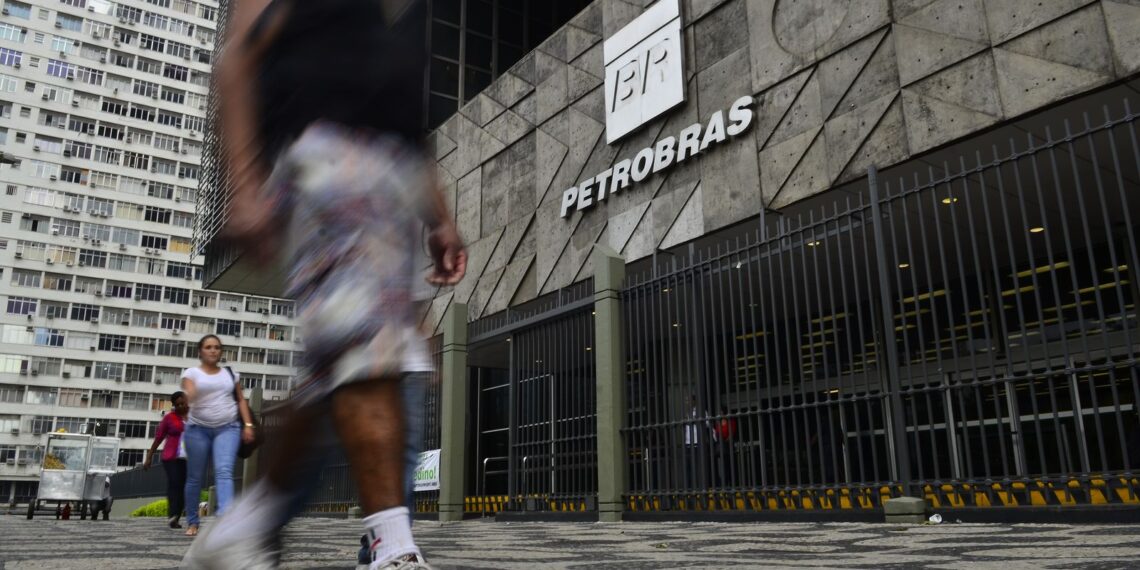Petrobras diz entregar todo o combustível produzido nas refinarias