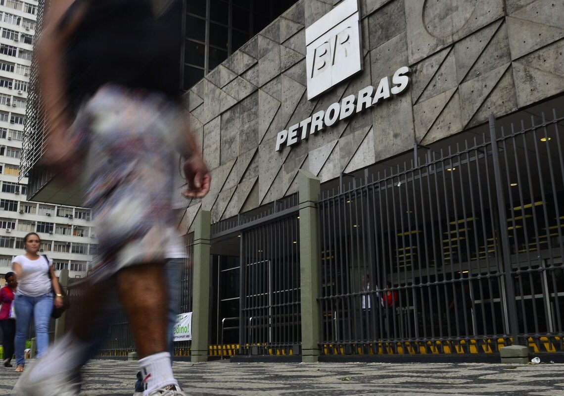 Petrobras diz entregar todo o combustível produzido nas refinarias