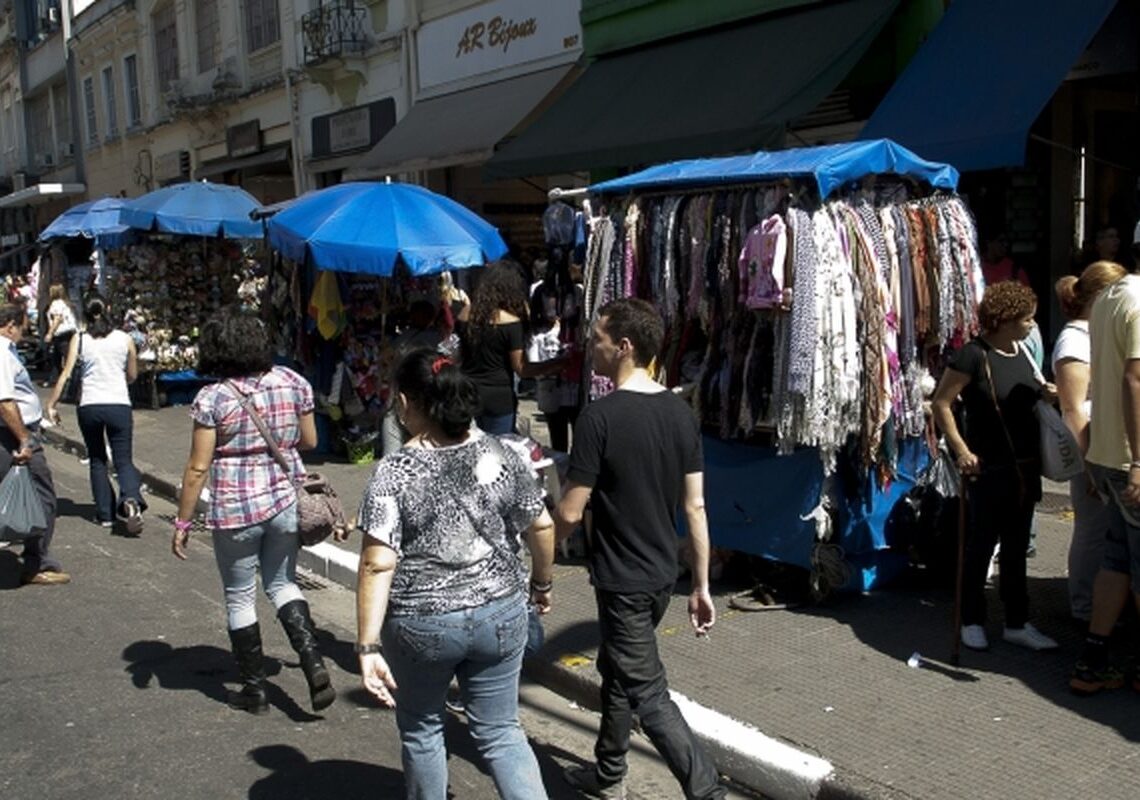 Taxa de informalidade cai no mercado de trabalho, mostra IBGE