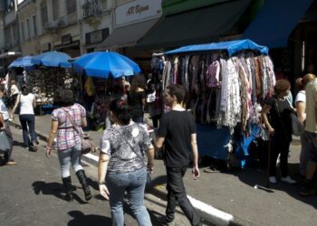 Taxa de informalidade cai no mercado de trabalho, mostra IBGE