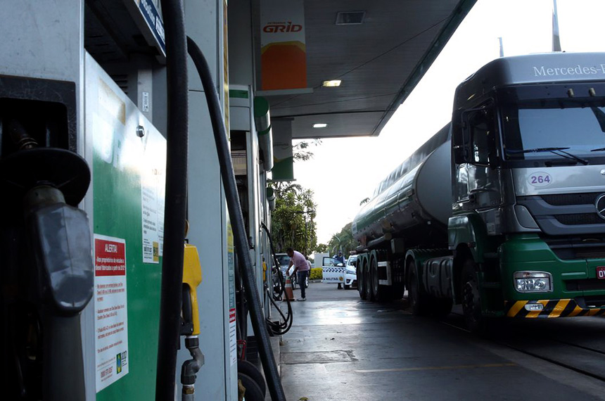 Governo edita MPs para baratear diesel e garantir piso do frete — Senado Notícias