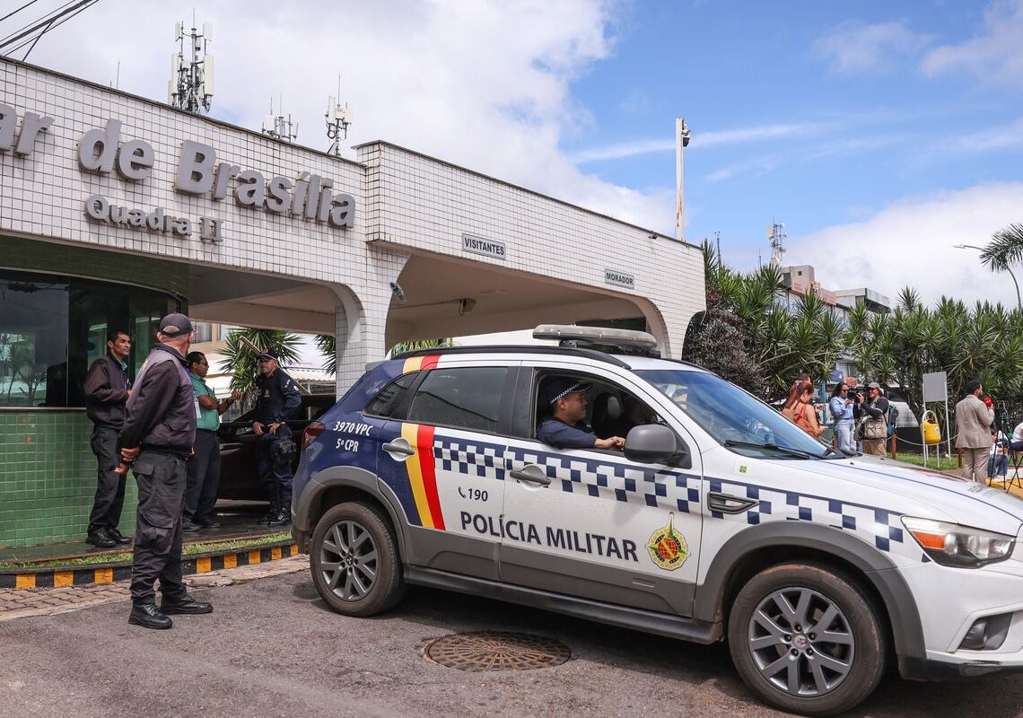 Bolsonaro recebe alta e chega em casa para cumprir prisão domiciliar