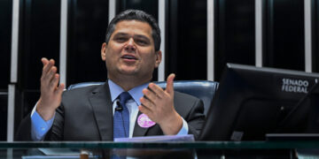 Davi parabeniza TV Senado por documentário exibido na Tela Quente — Senado Notícias