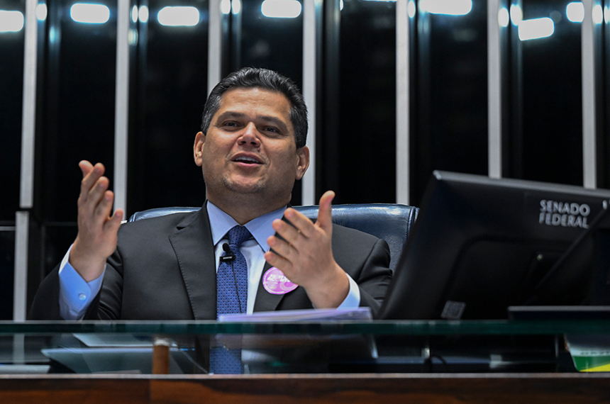Davi parabeniza TV Senado por documentário exibido na Tela Quente — Senado Notícias