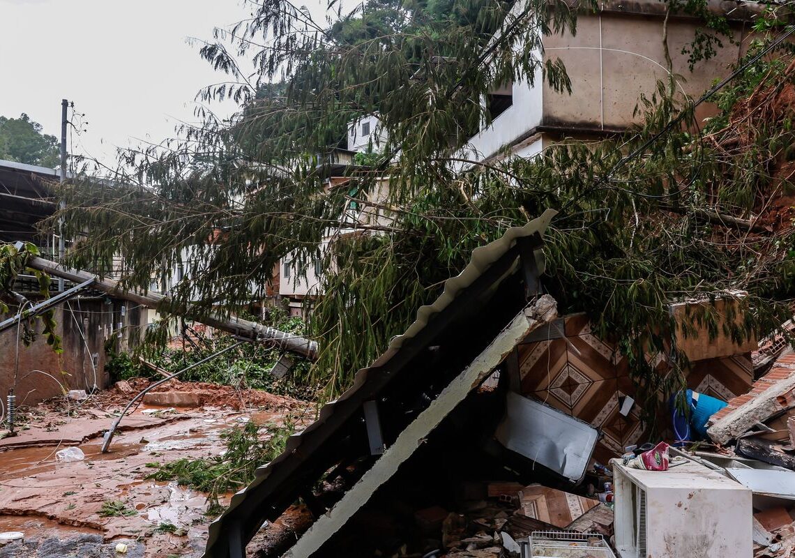 Lula assina MPs de apoio às vítimas das enchentes em Minas Gerais