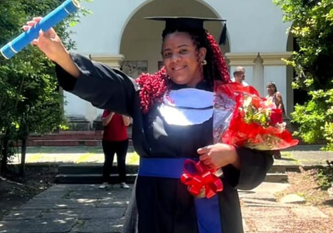 Mulher trans chega à universidade 25 anos após abandonar a escola