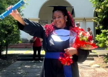 Mulher trans chega à universidade 25 anos após abandonar a escola