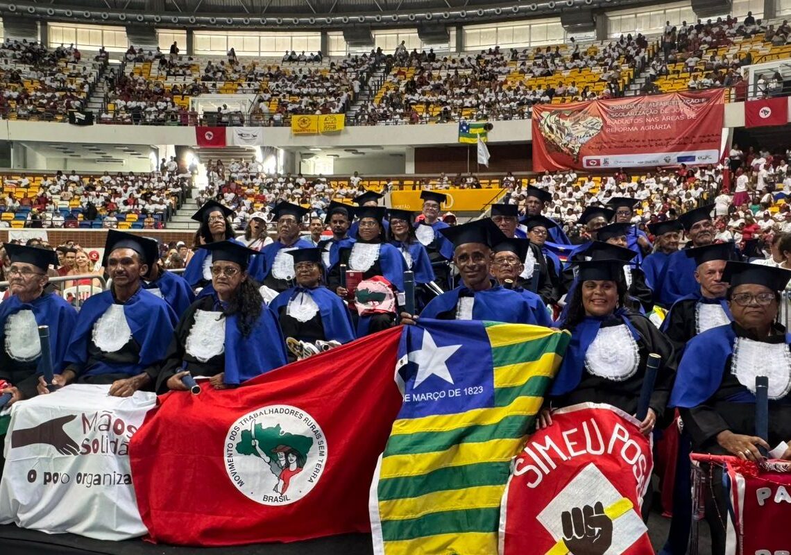 Festa em Recife celebra 30 mil alfabetizados em programa social