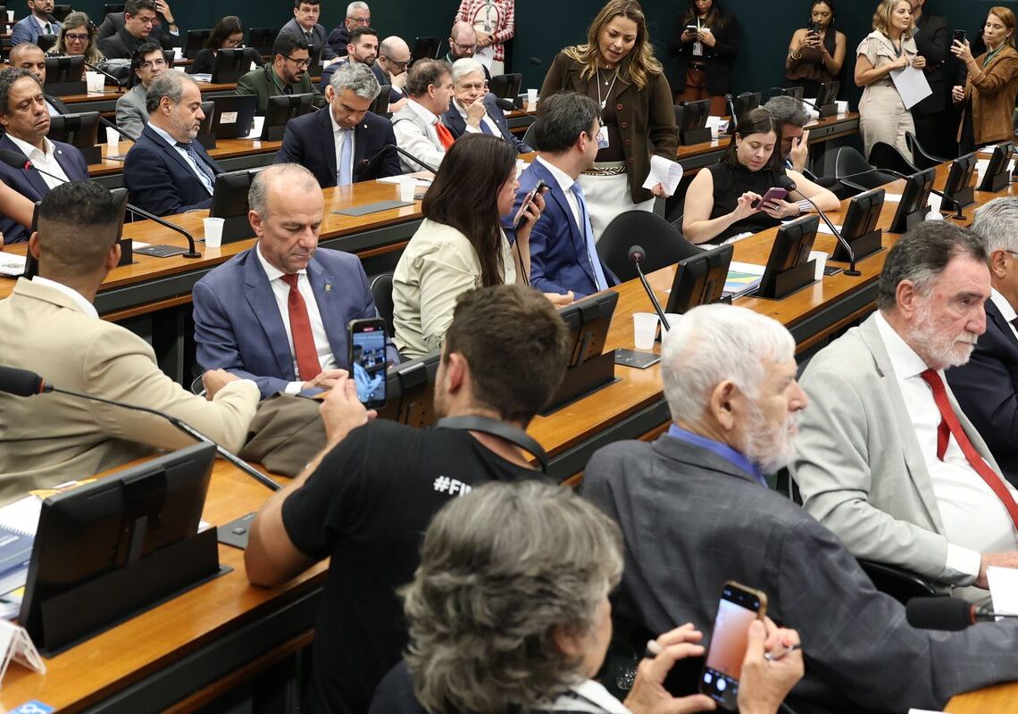 Pedido de vista adia votação da PEC do fim da 6×1 na CCJ da Câmara