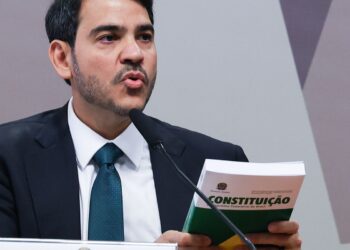 Messias defende aprimorar STF e autocontenção em pautas polêmicas