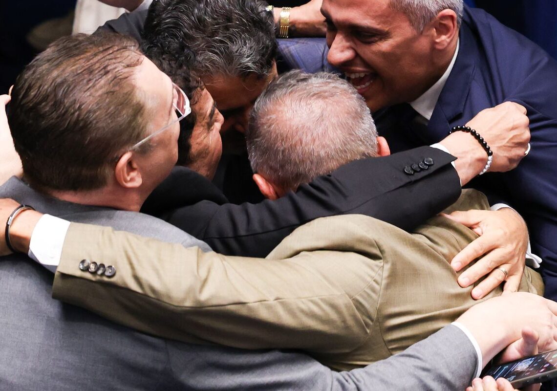 Senado rejeita indicação de Messias para STF