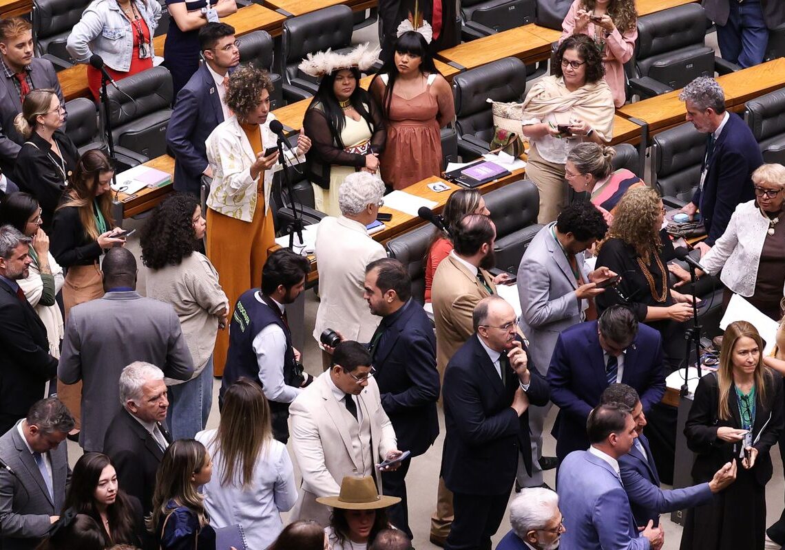 Câmara vota para derrubar veto ao PL da Dosimetria; falta o Senado