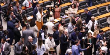 Câmara vota para derrubar veto ao PL da Dosimetria; falta o Senado