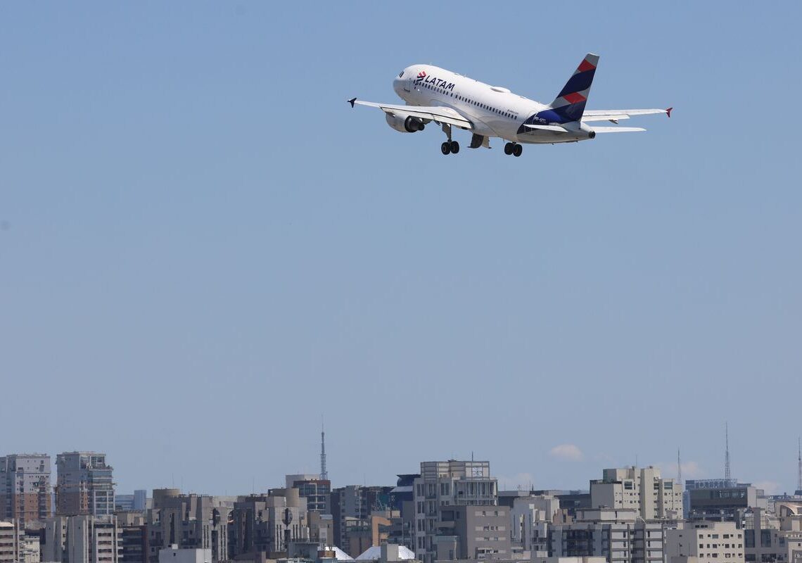 Cade investiga possível alinhamento de preços entre Latam e Gol