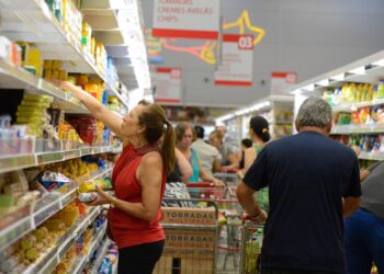 Fim da escala 6×1: estudos divergem sobre impactos no PIB e inflação