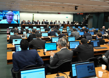 Lei de Diretrizes Orçamentárias prevê salário mínimo de R$ 1.717 em 2027 — Senado Notícias