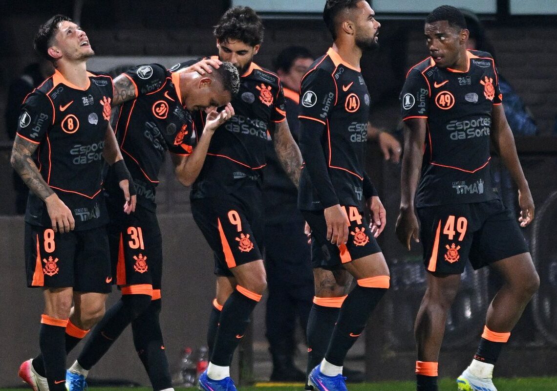 Corinthians derrota Platense na Libertadores na estreia de Diniz