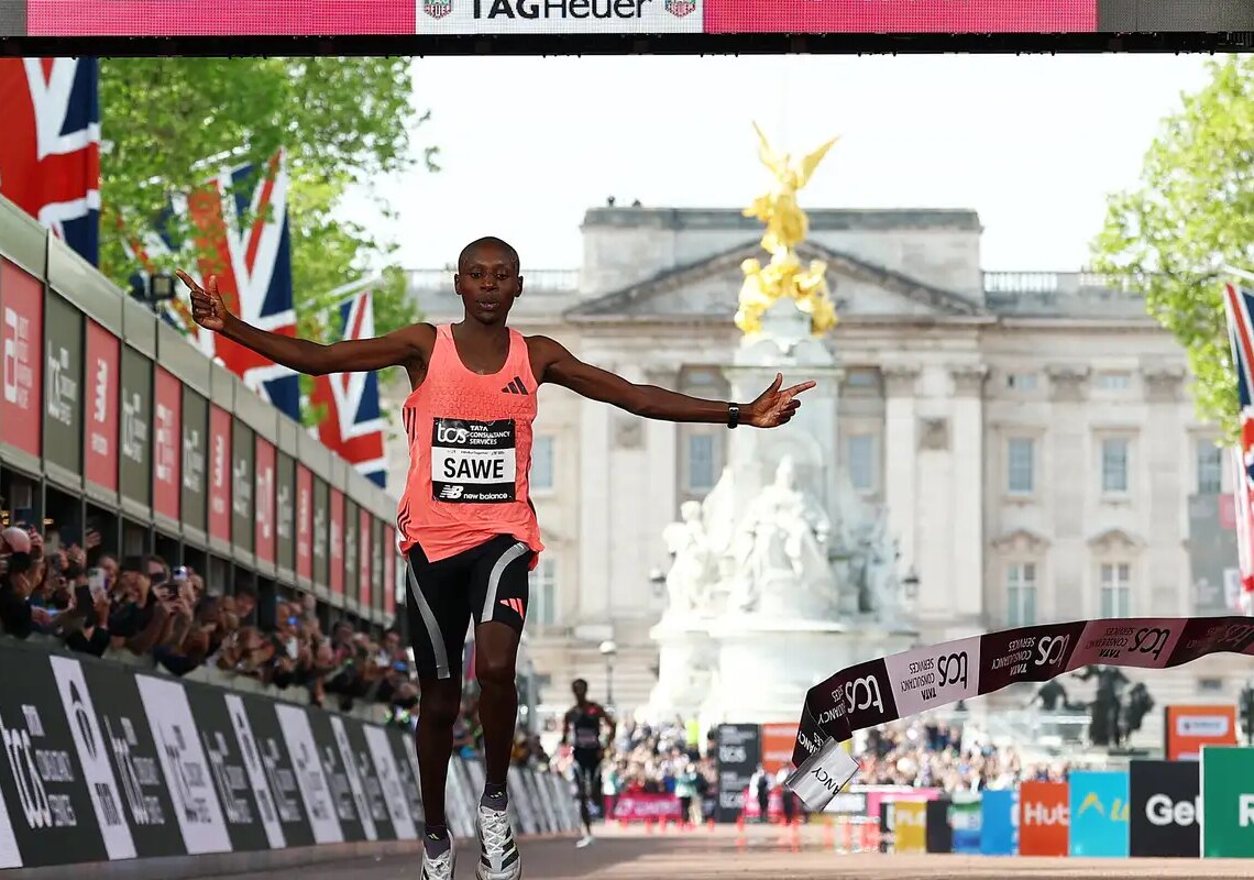 Queniano se torna primeiro atleta a correr maratona abaixo de 2 horas