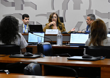 Subcomissão sobre câncer termina propondo vacinação em massa contra HPV — Senado Notícias