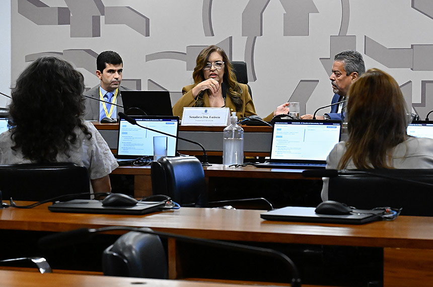 Subcomissão sobre câncer termina propondo vacinação em massa contra HPV — Senado Notícias