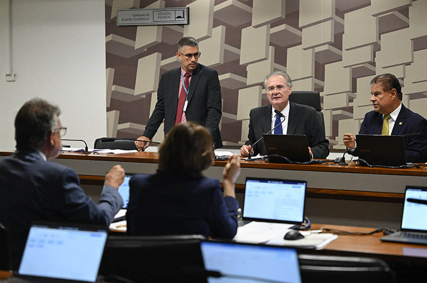 CAE aprova piso de R$ 13.662 para médicos e cirurgiões-dentistas — Senado Notícias