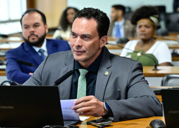 CDH aprova sugestões de cidadãos sobre piso salarial para militares e veterinários — Senado Notícias