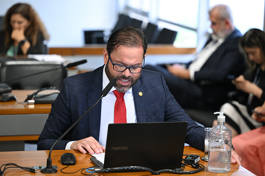 CRE vai aos Estados Unidos acompanhar situação de brasileiros custodiados — Senado Notícias