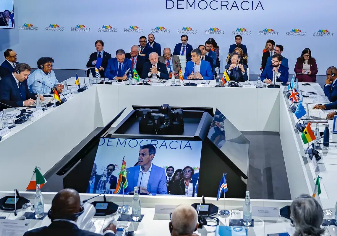 Pobres não podem pagar por irresponsabilidade das guerras, diz Lula