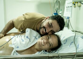 Mãe com câncer enfrenta gestação de risco e emociona ao dar à luz bebê prematura