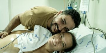 Mãe com câncer enfrenta gestação de risco e emociona ao dar à luz bebê prematura