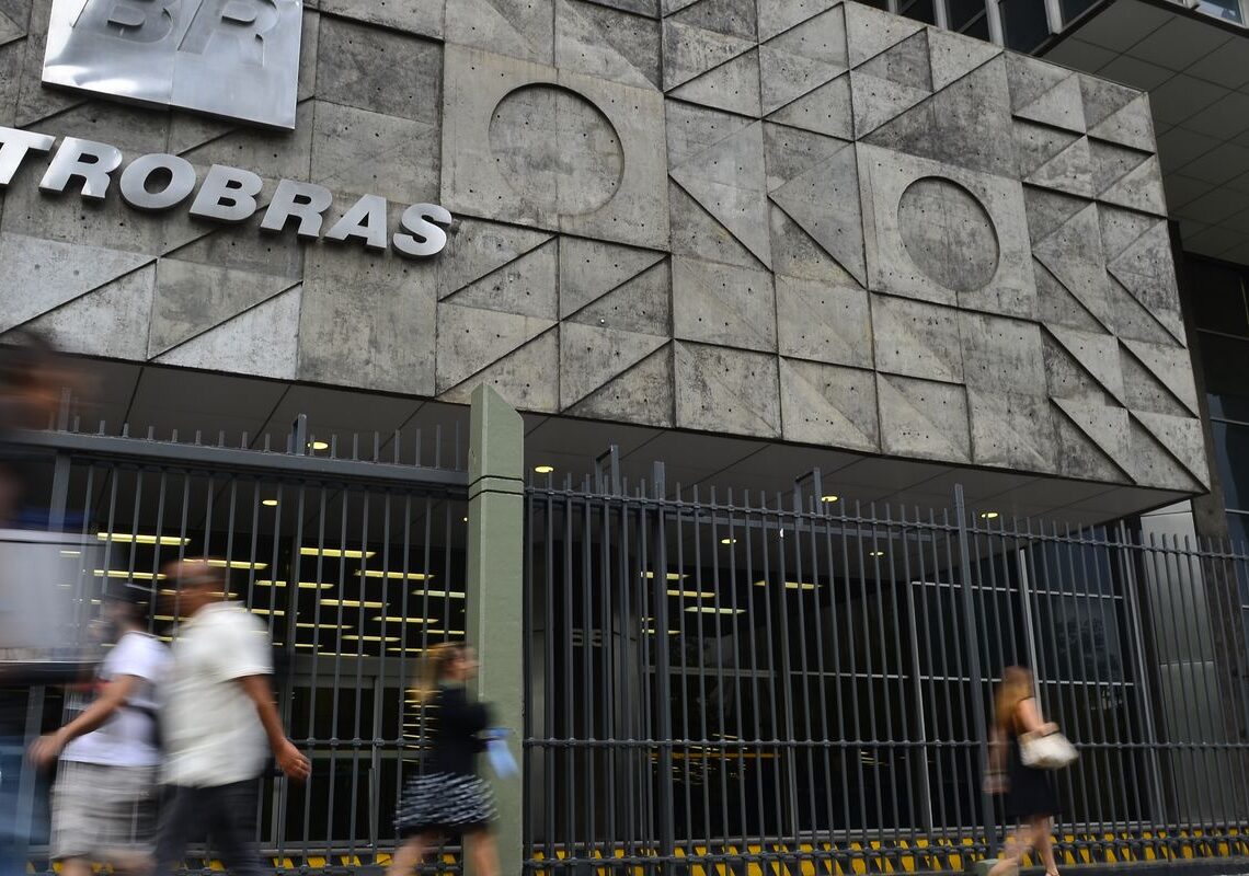 Petrobras destitui diretor de área que vendeu gás com 100% de ágio