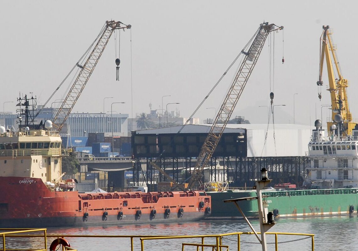 Balança comercial tem superávit mais baixo para março desde 2020