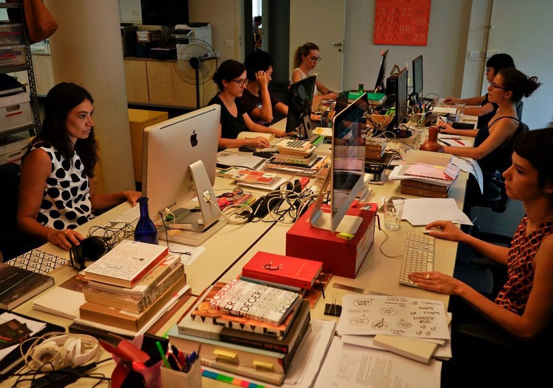 Emprego feminino aumenta 11%, mas desigualdade salarial persiste