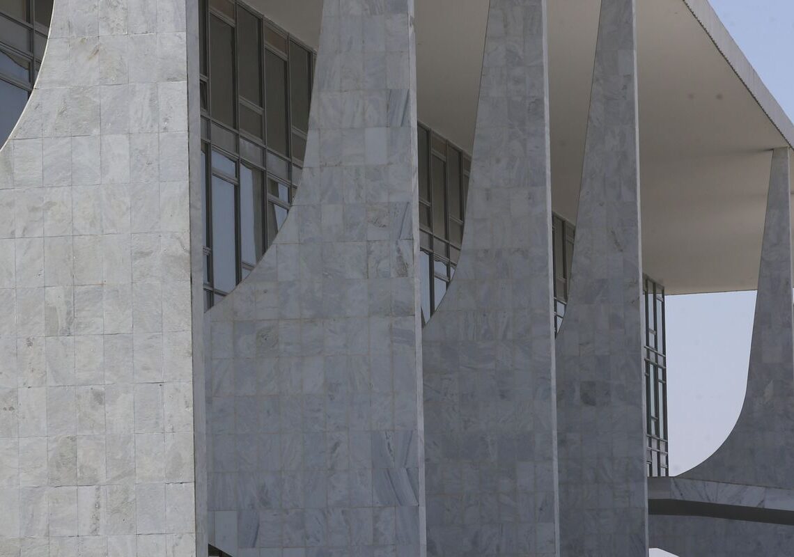 Terceirizados do governo têm redução de jornada e auxílio para creche